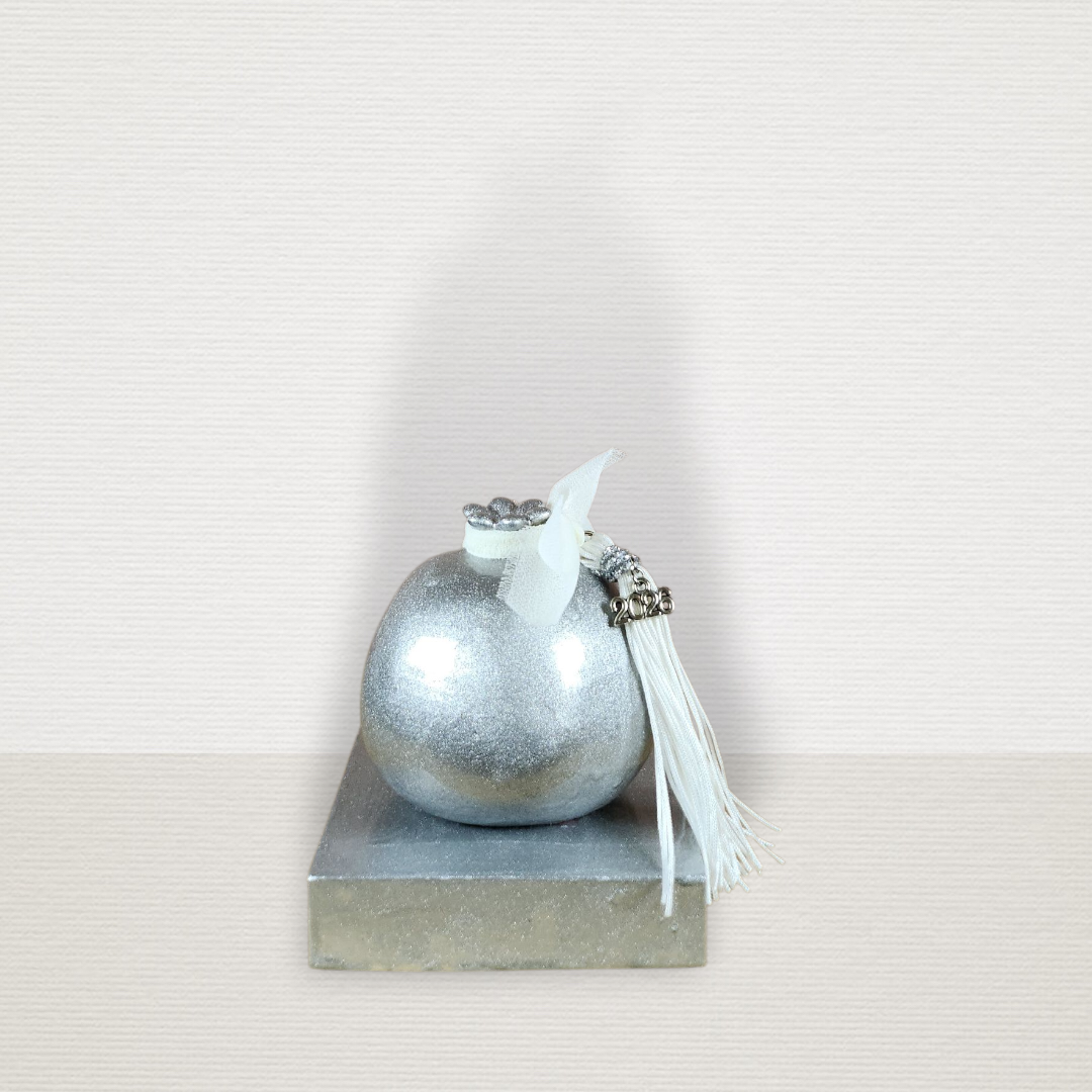 Γούρι Σε Βάση Με Ρόδι Ασημί CHR2033