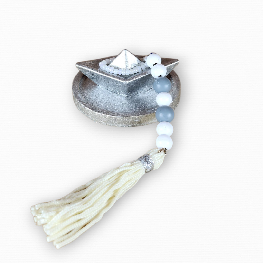 Γούρι Σε Βάση Με Καράβι Ασημί CHR2039