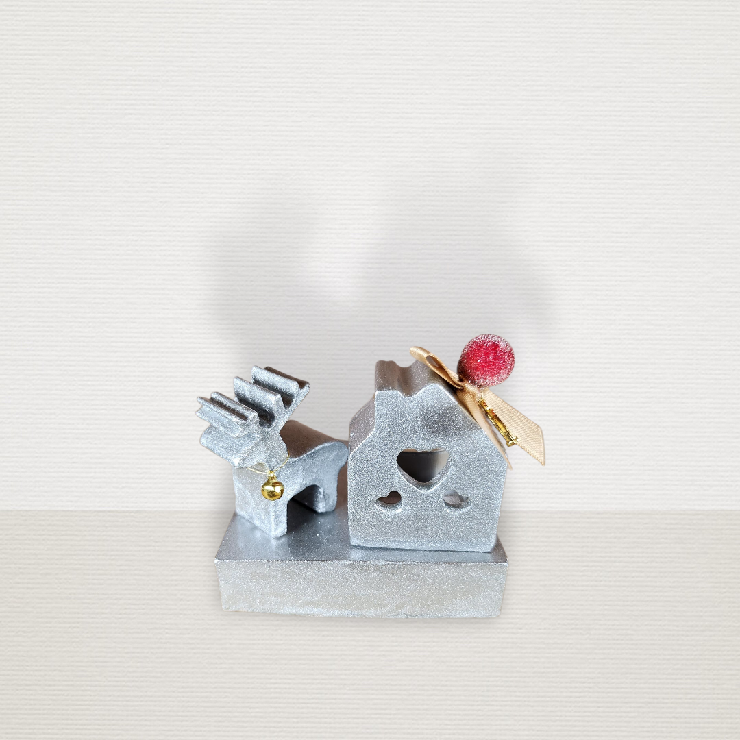 Γούρι Σε Βάση Με Σπίτι & Τάρανδο Ασημί CHR2015