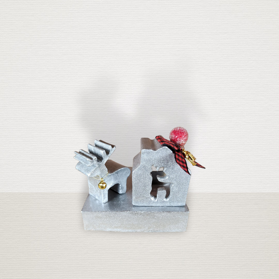 Γούρι Σε Βάση Με Σπίτι & Τάρανδο Ασημί CHR2015