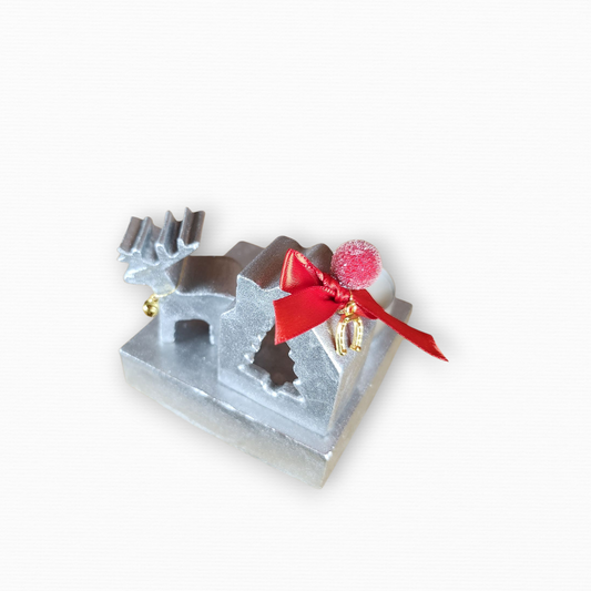 Γούρι Σε Βάση Με Σπίτι & Τάρανδο Ασημί CHR2015