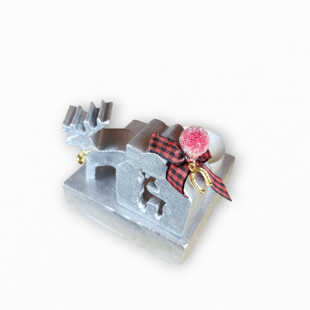 Γούρι Σε Βάση Με Σπίτι & Τάρανδο Ασημί CHR2015