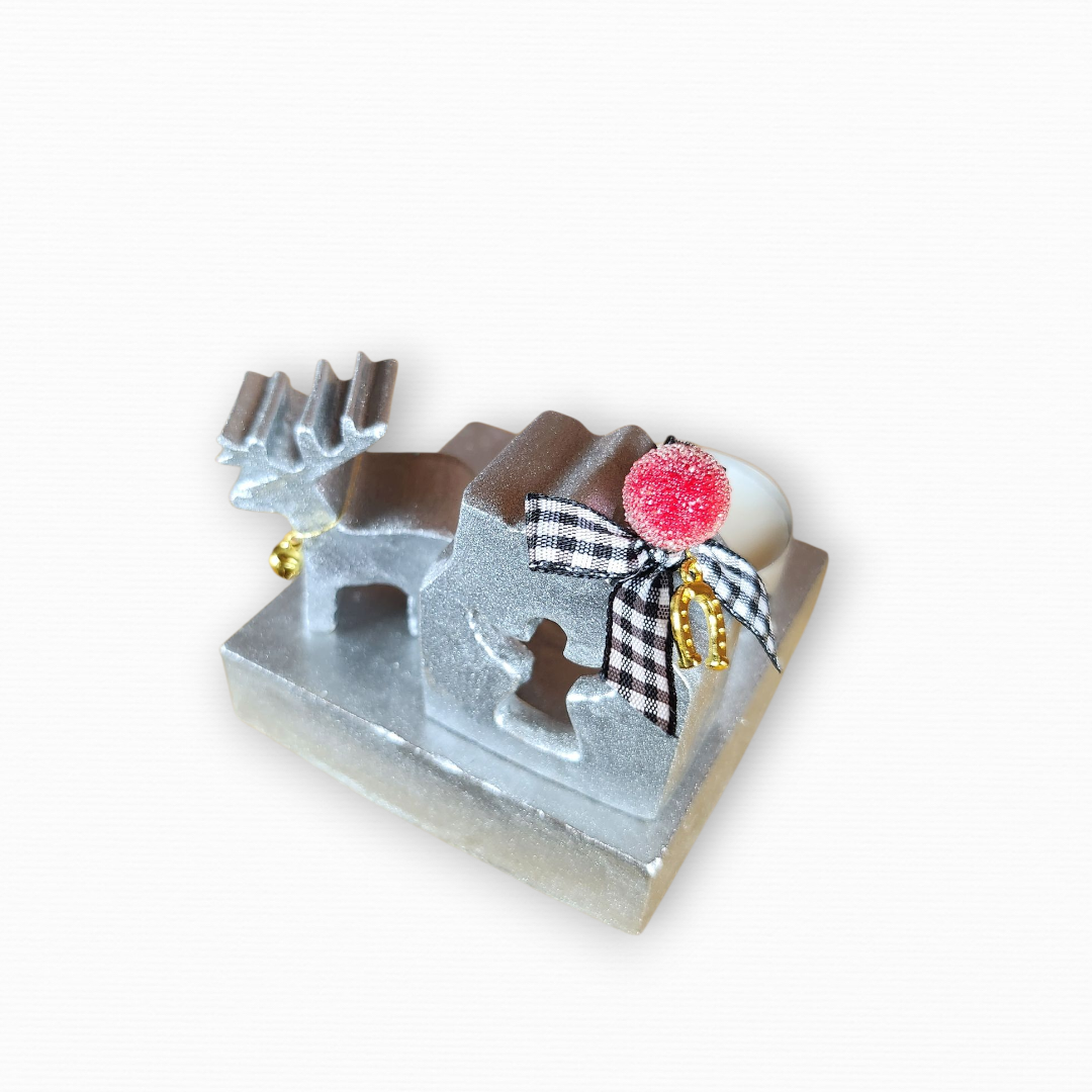 Γούρι Σε Βάση Με Σπίτι & Τάρανδο Ασημί CHR2015