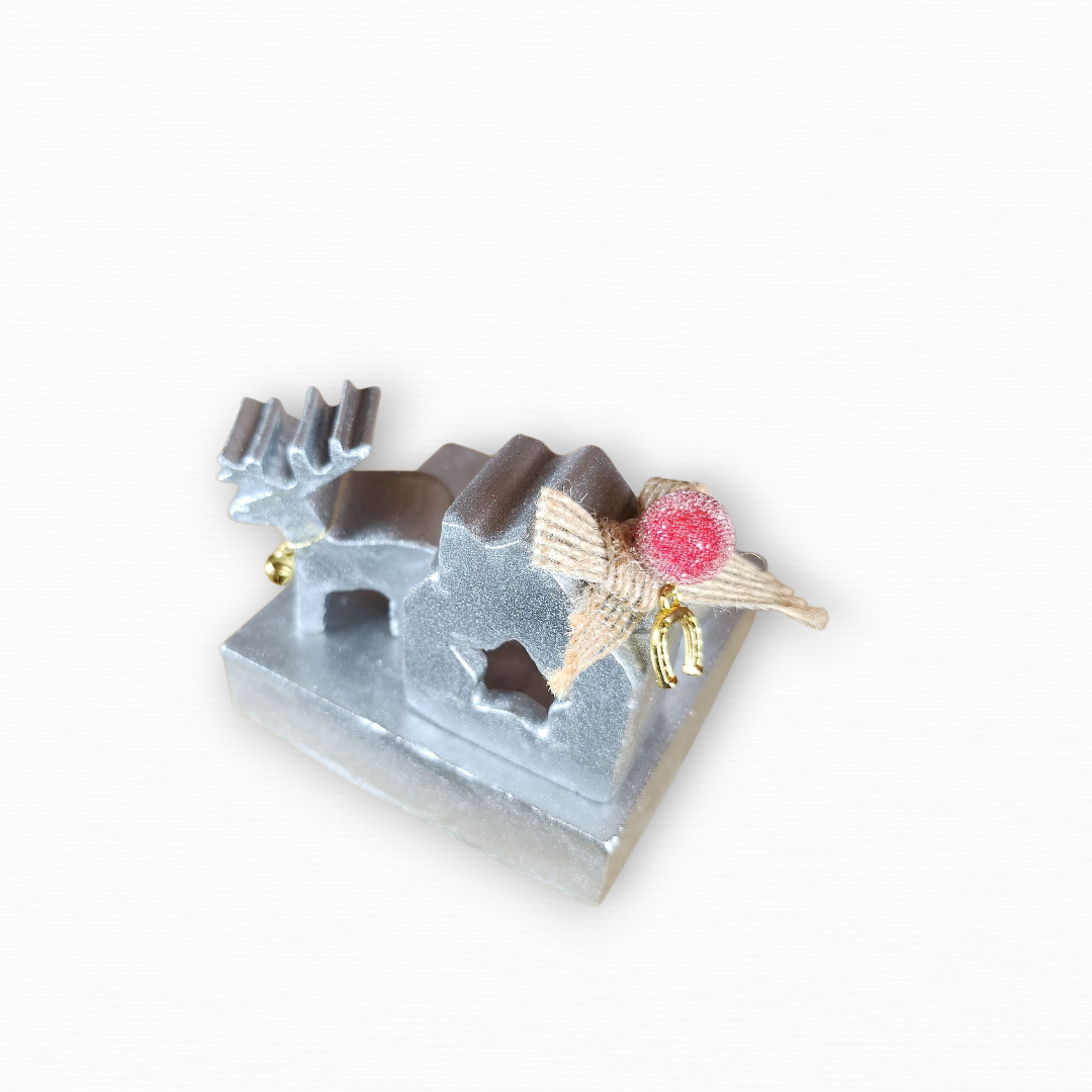 Γούρι Σε Βάση Με Σπίτι & Τάρανδο Ασημί CHR2015